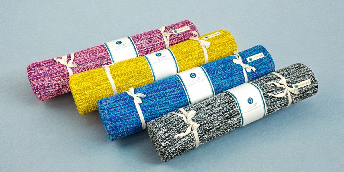 Mehrere aufgerollte Yogamatten nebeneinander